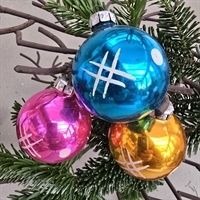 pink-blå-guld-med-hvid-dekoration-vintage-glas-julekugler-gammel-julestads